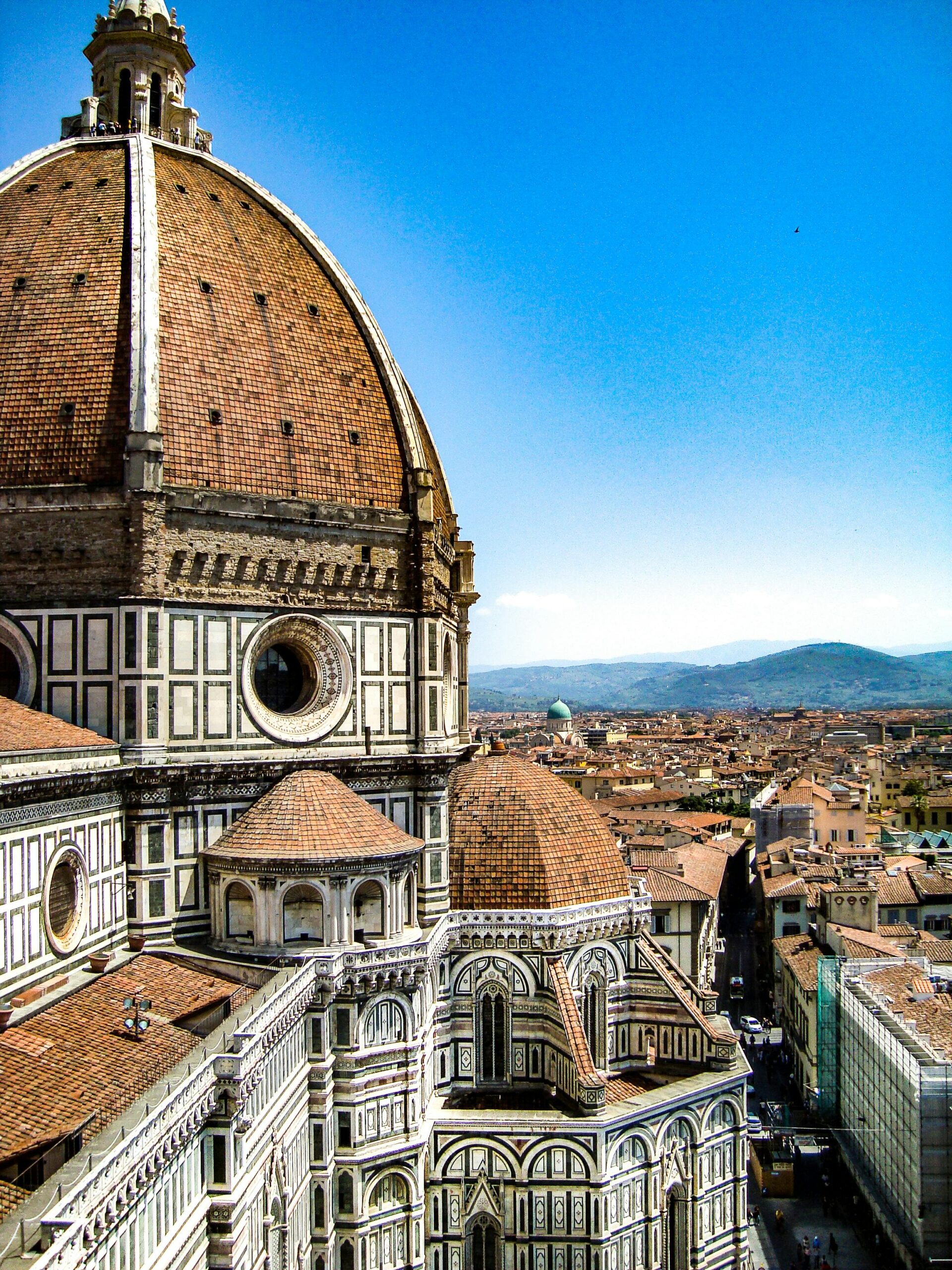 Accueil Iconic view of Florence Cathedral's dome against a clear Tuscan sky, a masterpiece of Renaissance architecture.